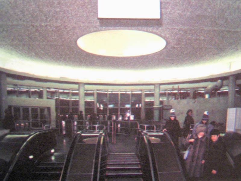 Изображение:Kirovskayavnutri vestibule1.jpg