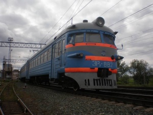 Электропоезд ЭР2-882 на станции Кряж