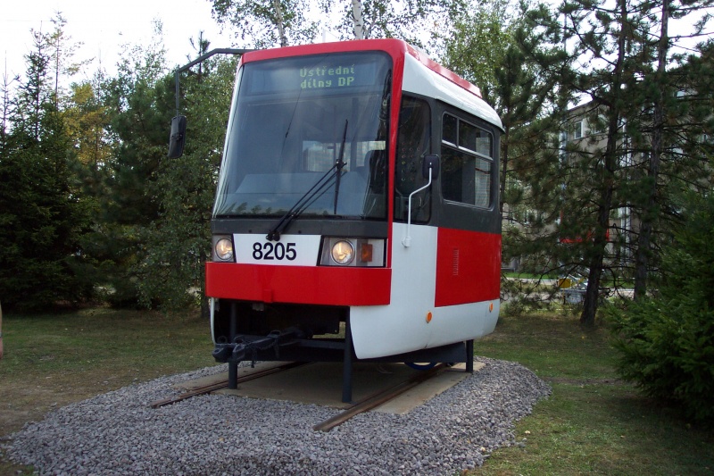 Изображение:Praha, DOD 2006 Hostivař, Tramvaj T3R, památník.JPG