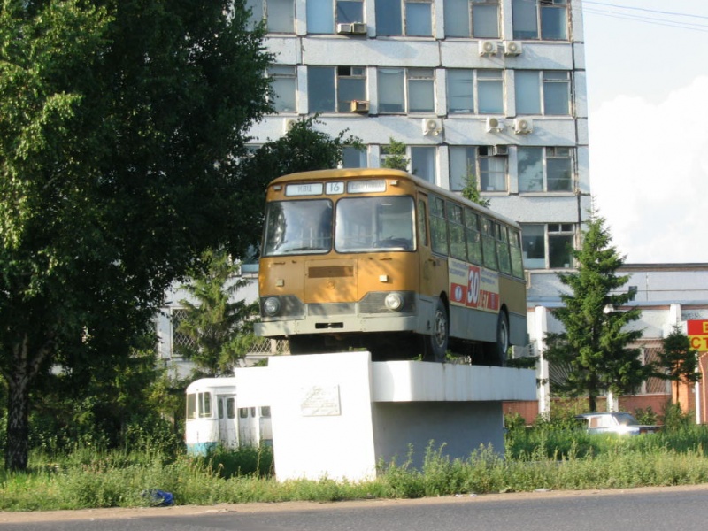 Изображение:ЛиАЗ-677М памятник у ТПАТП-1.jpg