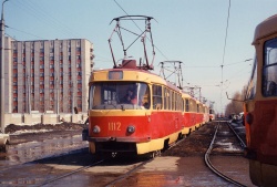 Система во главе с вагоном 1112 (номера второго и третьего неизвестны) на конечной 19-го и 20-го маршрутов «Северное трамвайное депо» на ул. Фадеева.